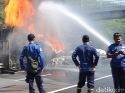 Detik-detik Truk Pertamina dan Avanza Terbakar, Sopir Avanza Sempat Lambaikan Tangan