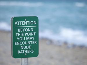 7 Etika di Pantai Telanjang yang Perlu Kamu Tahu 7 Etika di Pantai Telanjang yang Perlu Kamu Tahu