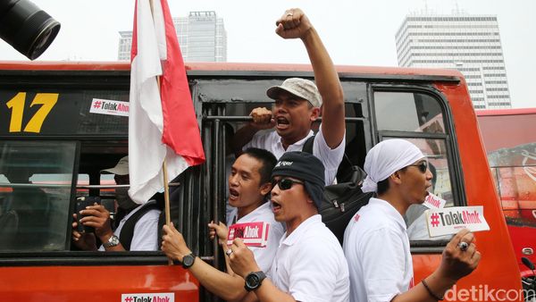 Polisi Bubarkan Demo Tolak Ahok di Bundaran HI