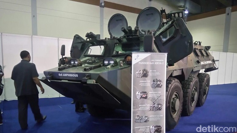 Hadiri Rapim TNI, Jokowi Naik Anoa Amphibi Melintasi Danau Hadiri Rapim TNI, Jokowi Naik Anoa Amphibi Melintasi Danau