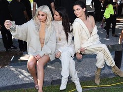 Telat 75 Menit, Ini Penampilan Keluarga Kardashian di Fashion Show Kanye West