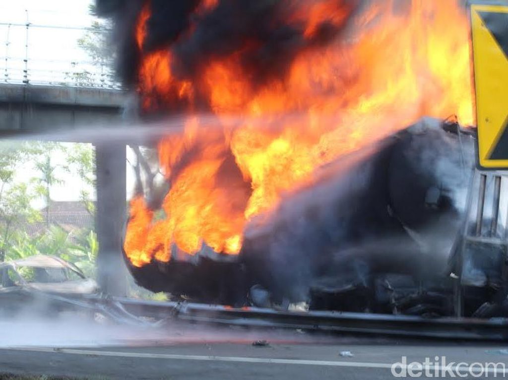 Pertamina Investigasi Truk Tangki Terbakar di Tol Pertamina Investigasi Truk Tangki Terbakar di Tol