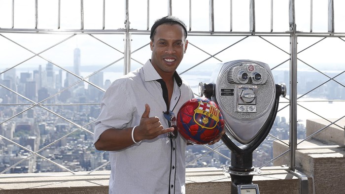 Ronaldinho Isyaratkan Pensiun Tahun Depan