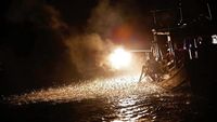 Saktinya Nelayan Taiwan, Menjala Ikan Pakai Api!