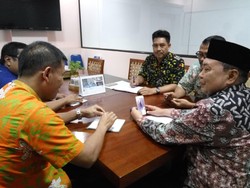 Dari Tanah Suci, Bupati Anas Pimpin Rapat Pengembangan Industri Kreatif Desa
