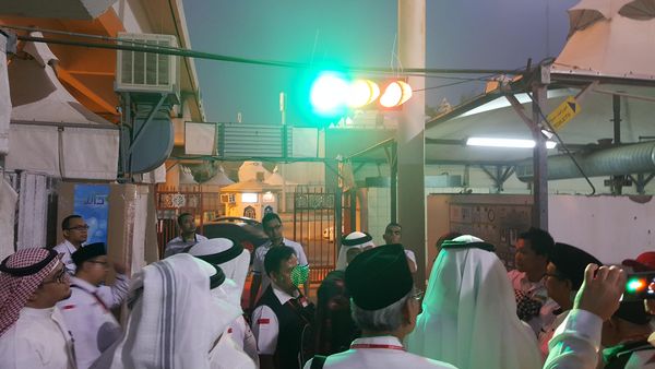Kerikil Pelontar Setan dan Karpet Merah Untuk Jemaah di Muzdalifah
