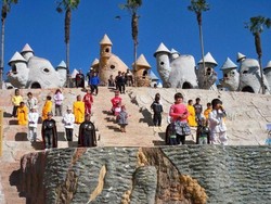 Kontroversi Taman Rekreasi China yang Mempekerjakan Orang Cebol