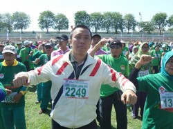 Jelang Haornas, Menpora Senam Bareng Ribuan Lansia di Surabaya