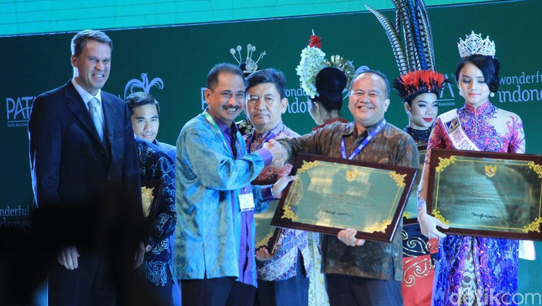 Foto: Menpar Arief Yahya ketika menyerahkan penghargaan di malam pembukaan PATA Travel Mart 2016 (Randy/detikTravel) Foto: Menpar Arief Yahya ketika menyerahkan penghargaan di malam pembukaan PATA Travel Mart 2016 (Randy/detikTravel)