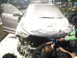 Mobil Hyundai Terbakar di Jalan HR Rasuna Said, Arus Lalin ke Mampang Padat