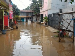 Kali Pesanggrahan Meluap, Pondok Pinang dan Cipulir Kebanjiran