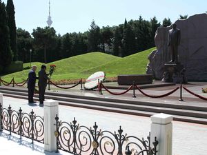 Oesman Sapta dan Delegasi MPR Ziarah ke Makam Pahlawan Azerbaijan