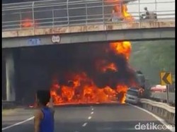 Pengguna Tol Hanya Pasrah Melihat Kobaran Api Ludeskan Avanza dan Pengemudinya