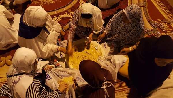 Jamuan Makan Nasi Arab Nikmat Untuk Jemaah Indonesia