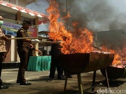 Puluhan Dus Kosmetik Ilegal dan 50.000 Butir Pil Koplo Dimusnahkan