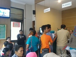 Butuh Kesabaran, Begini Penampakan Warga Antre Membuat e-KTP di Bekasi