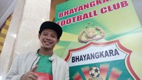 Bersamaan dengan Ilham Udin, Evan Dimas Darmono juga meninggalkan Bhayangkara demi Selangor musim ini. Tapi, kepindahannya kini sedang dipermasalahkan dengan anggapan tidak berjiwa nasionalis lantaran memilih bermain di Malaysia. (rois/detikcom)