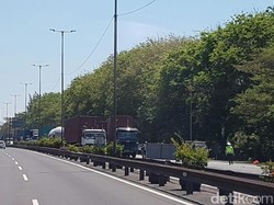 Truk Pertamina dan Avanza Terbakar di Tol Porong, Kemacetan Sempat Mengular Hingga 4 Km