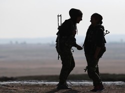 Perempuan Anti-ISIS Pemanggul Senapan