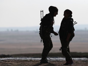 Perempuan Anti-ISIS Pemanggul Senapan