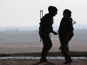 Perempuan Anti-ISIS Pemanggul Senapan Perempuan Anti-ISIS Pemanggul Senapan