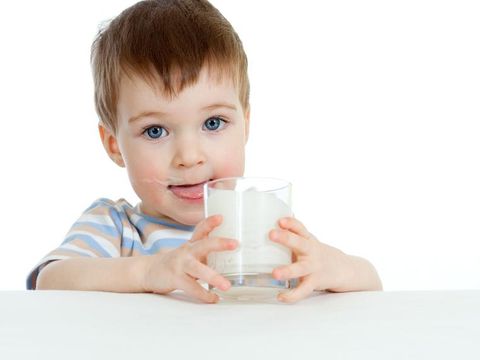Ilustrasi anak susah makan, cuma minum susu