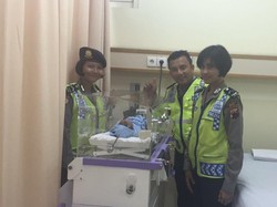 Polisi Tolong Ibu yang Melahirkan di Bus Umum di Dekat Pintu Tol Brebes Timur