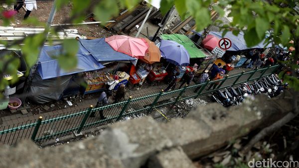 Trotoar Tanah Abang Dikuasai PKL dan Tukang Ojek