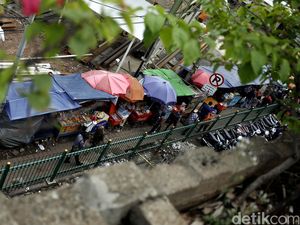 Trotoar Tanah Abang Dikuasai PKL dan Tukang Ojek Trotoar Tanah Abang Dikuasai PKL dan Tukang Ojek