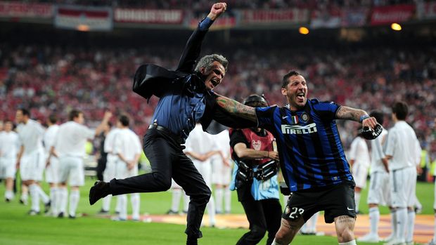 MADRID, SPAIN - MAY 22:  Head coach Jose Mourinho (L) and Marco Materazzi of Inter Milan celebrate their team's victory at the end of the UEFA Champions League Final match between FC Bayern Muenchen and Inter Milan at the Estadio Santiago Bernabeu on May 22, 2010 in Madrid, Spain.  (Photo by Shaun Botterill/Getty Images)