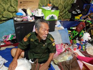 Kasihan Pak Ono, Veteran Kota Bandung yang Hidup Miskin di Pinggiran Stasiun