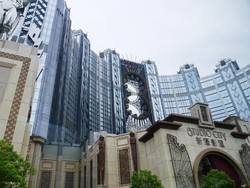 Sensasi Naik Bianglala Berbentuk Angka 8 di Macau