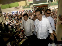 Di Pasar Tanah Abang, Jokowi Kenalkan Batik dan Produk Lokal ke Duterte