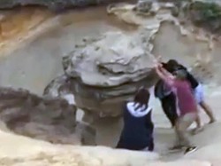 Parah! Turis Rusak Batu Bersejarah Berumur 18 Juta Tahun di AS