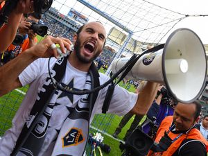 Landon Donovan Batalkan Pensiunnya, Kembali ke LA Galaxy Landon Donovan Batalkan Pensiunnya, Kembali ke LA Galaxy