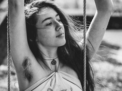 Wanita di-Bully di Facebook Pasca Fotonya Pamer Bulu Ketiak Jadi Viral