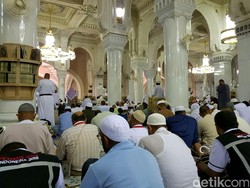 Menjelang Wukuf, Begini Suasana Padatnya Salat Jumat di Kota Makkah