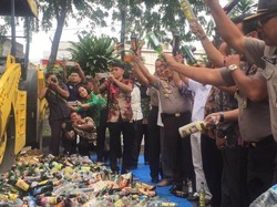 Polres Jaktim Musnahkan Ribuan Botol Miras, Berharap Turunkan Tingkat Kejahatan