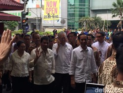 Jokowi Blusukan Bareng Duterte di Tanah Abang