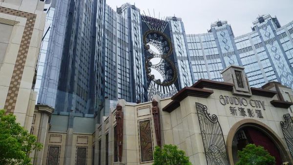 Potret Bianglala Unik di Tengah Gedung Mewah Macau