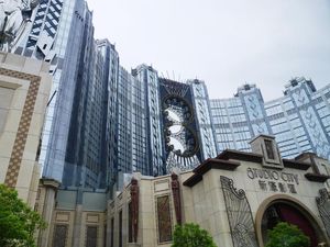 Potret Bianglala Unik di Tengah Gedung Mewah Macau