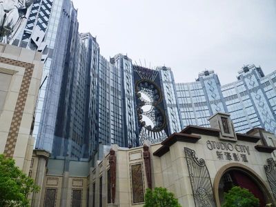Potret Bianglala Unik di Tengah Gedung Mewah Macau