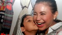 Muah! Kecupan Sayang Rizky untuk Rossa