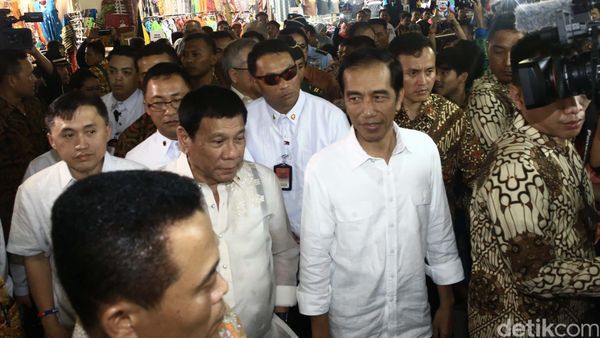 Jokowi dan Duterte Blusukan di Tanah Abang