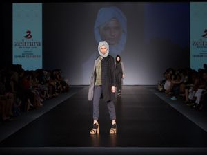 Busana Karya 4 Siswi SMK Kudus Naik Pentas di Panggung Mode Hong Kong