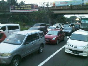 Jumat Petang Long Weekend, Jelang GT Bogor Macet 2 Km