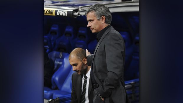 Pep Guardiola dan Jose Mourinho ketika bertemu pada tahun 2011.