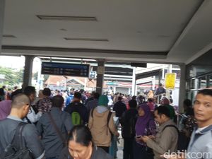Ada Gangguan, Penumpang KRL di Stasiun Depok Lama Pilih Cari Transportasi Lain