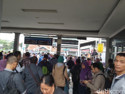 Ada Gangguan, Penumpang KRL di Stasiun Depok Lama Pilih Cari Transportasi Lain