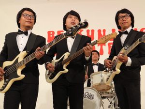 Siapa Pak Brodin di Video Klip Baru The Rain? Siapa Pak Brodin di Video Klip Baru The Rain?